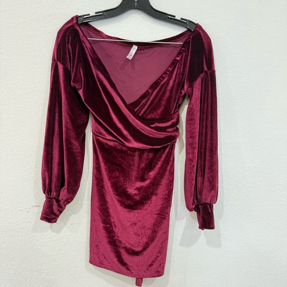 Lucy In The Sky Off The Shoulder Wine Red Velvet Mini Dress Women’s Size Medium - Picture 2 of 5